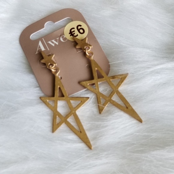 🆕️⭐ 3/$18 Gold Shooting Star Dangle  Earrings - Picture 4 of 8